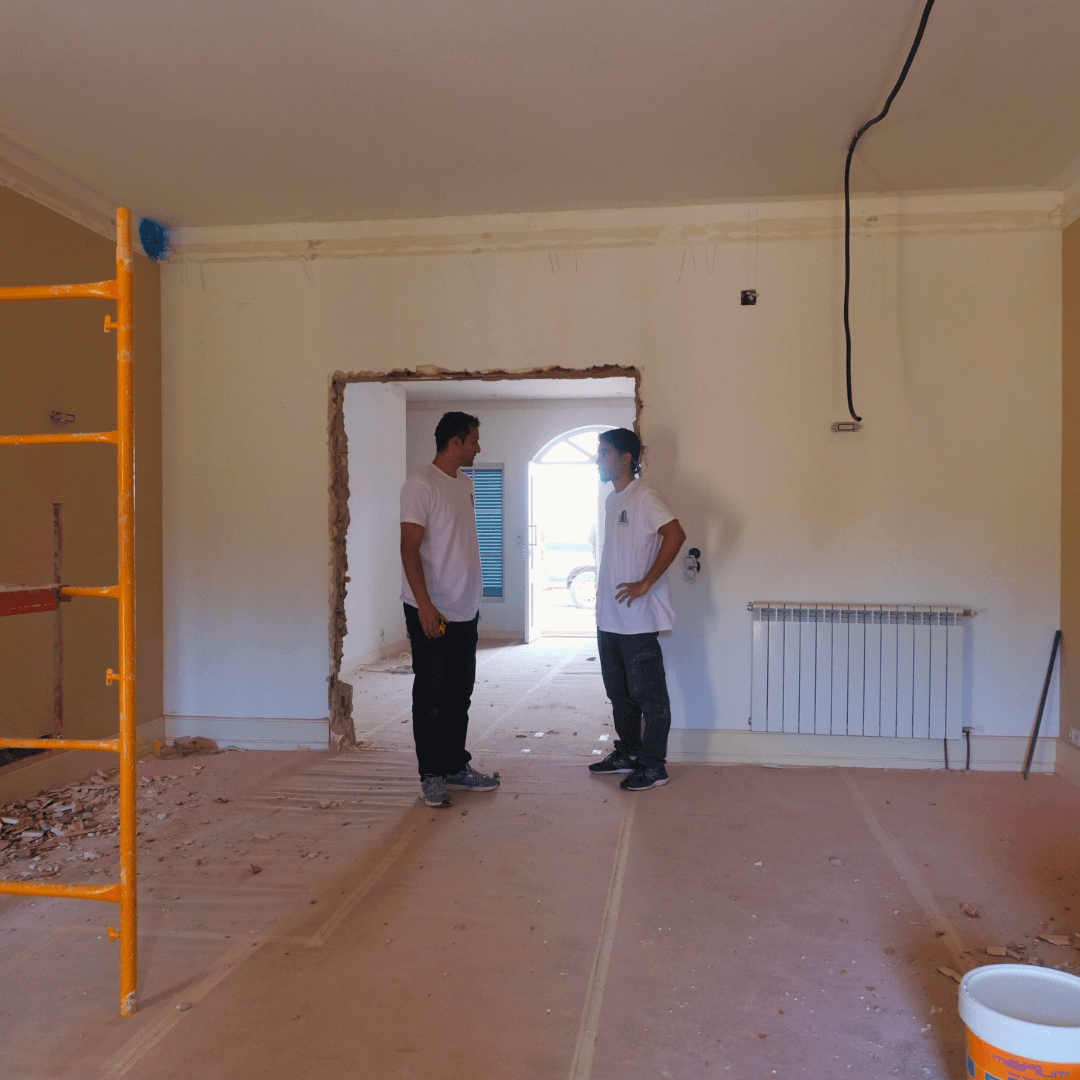 Fachada moderna de uma nova construção em Portugal, com detalhes arquitetónicos